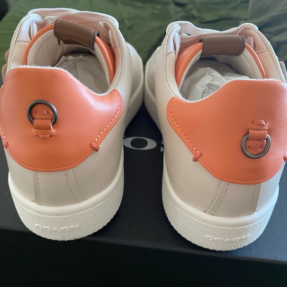 NIB Women’s Coach Low Top Sneakers with Tea Flowers Size 9 - Picture 2 of 7